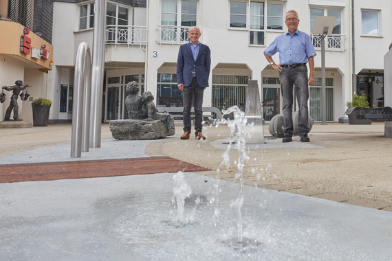 Auch der Erste Stadtbeigeordnete Gerd Frink (r.) und City-Manager Josef Schüller freuen sich über die Fertigstellung der Wasserspiele. (Bild: Stadt Montabaur / Olaf Nitz)