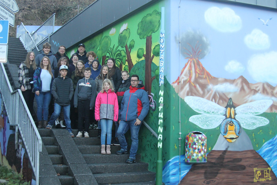 Bunt statt Grau: Im Rahmen eines Kunstprojektes am Haus der Jugend hatten Kinder und Jugendliche den Treppenaufgang an der Eichwiese mit farbenfrohen Graffitis gestaltet. Zum Abschluss trafen sich noch einmal alle Beteiligten an ihrem Gemeinschaftskunstwerk.