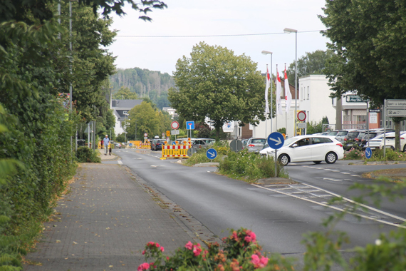 In der Elgendorfer Straße in Montabaur wird die Fahrbahndecke erneuert. Sie ist deshalb ab 10. August für Fahrzeuge gesperrt. Betroffen ist der Abschnitt zwischen der Einmündung zum Grubenfeld und der Von-Orsbeck-Straße.
