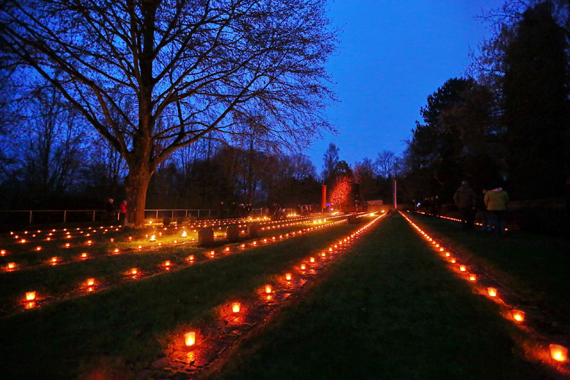 Am Volkstrauertag wird der Friedhof in Montabaur in den Abendstunden feierlich erleuchtet (Bild: Nitz Fotografie)