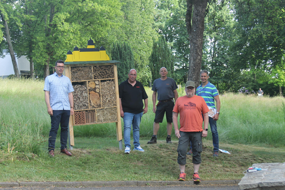 Die Silhouette von Schloss Montabaur ziert das Dach des neuen Insektenhotels auf dem Hauptfriedhof von Montabaur. An dem Projekt haben mitgearbeitet (v.l.) Markus Kuch (Grünflächenamt VG), Klaus Hering (BWHW), Christoph Kuhl (Bauhof Stadt), Dominik Rudolph und Peter Bill (beide BWHW).