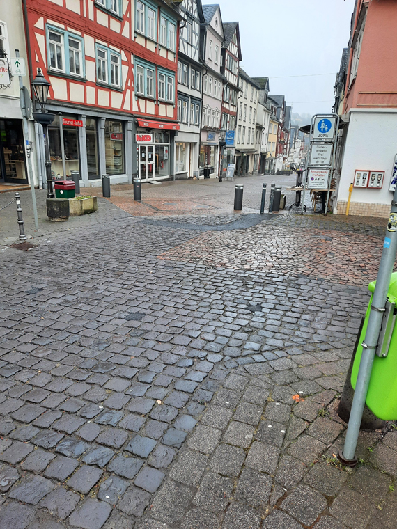 Die Kreuzung Kirchstraße / Elisabethenstraße wird vom 1. März an für zwei Wochen für Fahrzeuge gesperrt. Hier wird ein fußgängerfreundliches Pflaster eingebaut.