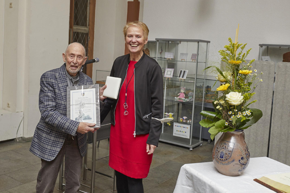 Wolfgang Ackva freute sich sichtlich über die Petrusplakette mit der Urkunde, die Stadtbürgermeisterin Gabi Wieland ihm überreichte. (Bild: Stadt Montabaur/Olaf Nitz)