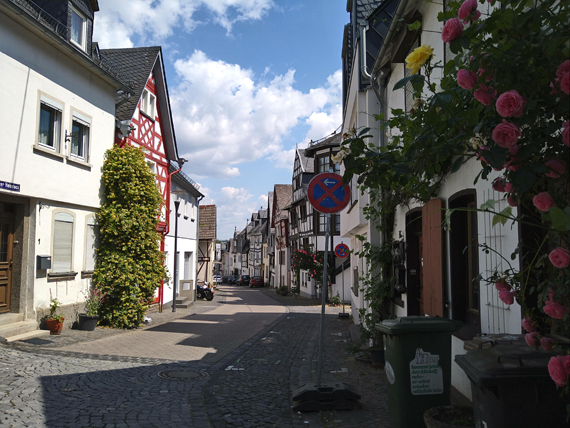 Das Bild zeigt einen Straßenabschnitt aus der Altstadt von Montabaur mit Fachwerkhäusern.