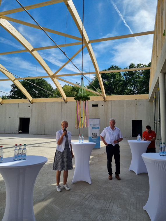  Die Schoofs Immobilien GmbH Frankfurt beim Richtfest des neuen Nahversorgungszentrums in Montabaur. Zum Richtfest kamen (v.l.n.r.): Stadtbürgermeisterin Gabriele Wieland und Jürgen Dräger (Geschäftsführer Schoofs Immobilien GmbH Frankfurt)