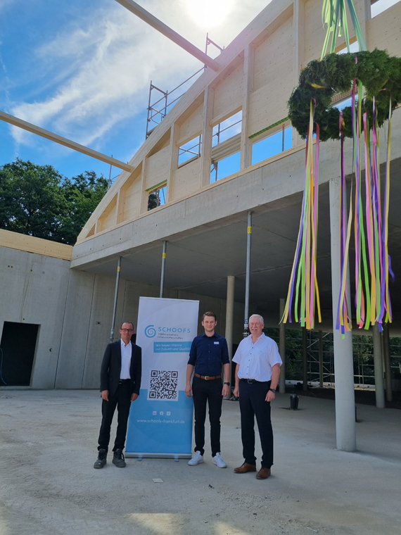  Die Schoofs Immobilien GmbH Frankfurt beim Richtfest des neuen Nahversorgungszentrums in Montabaur. Zum Richtfest kamen (v.l.n.r.): Florian Bartels (Expansionsmanager ALDI), Eugen Heinrich (REWE Kaufmann Montabaur) und Jürgen Dräger (Geschäftsführer Schoofs Immobilien GmbH Frankfurt).  Fotos: Schoofs Immobilien GmbH Frankfurt