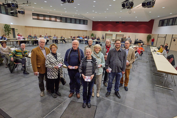 Das Bild zeigt eine Gruppe von 9 Personen bei der Ehrung in der Stadthalle 