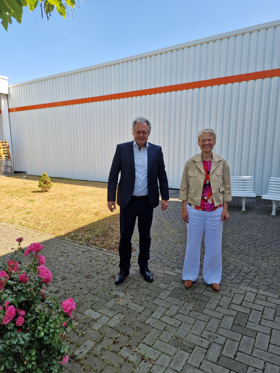 Cohline-Geschäftsführer Dr. Joachim Korbach empfing Stadtbürgermeisterin Gabi Wieland zu einem Besuch auf dem Werksgelände am „Alten Galgen“ in Montabaur. (Bild: Cohline)