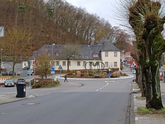 In der oberen Bahnhofstraße verläuft der Stadtbach quer unter der Straße. Die Verrohrung muss erneuert werden. Die Straße wird deshalb ab 10. Januar 2022 oberhalb des Kreisels für den Fahrzeugverkehr gesperrt. 