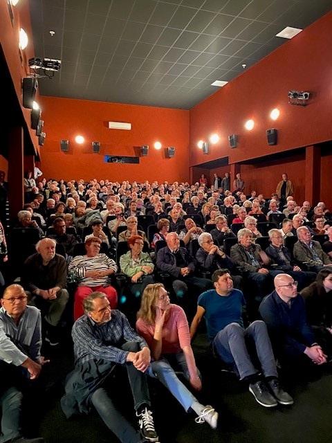 Das Bild zeigt eine große Zuschauermenge im Kino-Saal