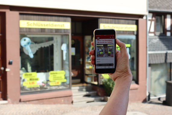 Der Schusterladen in der Sauertalstraße ist der Ausgangspunkt für die neue Krimi-Stadtführung in Montabaur. Per SMS stehen die Ermittlungsteams mit der „Einsatzzentrale“ in Kontakt.