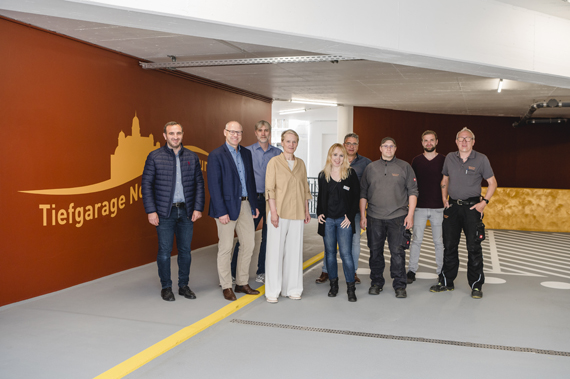 Nach der umfassenden Sanierung erstrahlt die Tiefgarage Nord im neuen Glanz. Zur Eröffnung trafen sich die Projektbeteiligten mit der Hausherrin Gabi Wieland zu einem Rundgang. (Bild: Massenberg GmbH / Fotografie Katharina Müller)