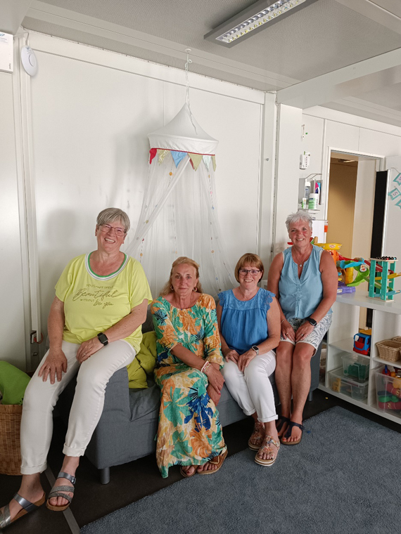 Gruppenbild von vier Frauen, die auf einer Couch sitzen