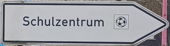 das Bild zeigt ein Verkehrszeichen zum Schulzentrum