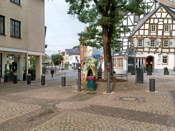 Die neue Polleranlage am Kleinen Markt wurde jetzt in Betrieb genommen. Sie gibt die Durchfahrt für den Lieferverkehr am Vormittag automatisch frei.