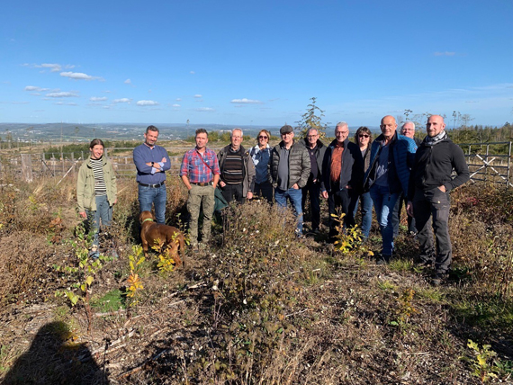 Das Gruppenfoto zeigt die Teilnehmer des Waldbegangs in einer Gatterfläche mit jungen Eichenpflanzen sowie natürlichem Aufwuchs unterhalb des Köppels. Mit dabei waren: Aglaia Abel (l.), Landespflegerin bei der Verbandsgemeindeverwaltung, Revierförster Steffen Koch (3.v.l.) und Gerd Frink (4.v.l.), Erster Stadtbeigeordneter, sowie Mitglieder des Umwelt- und des Haupt- und Finanzausschusses der Stadt Montabaur (Bild: Stadt Montabaur / Shalin Normann)