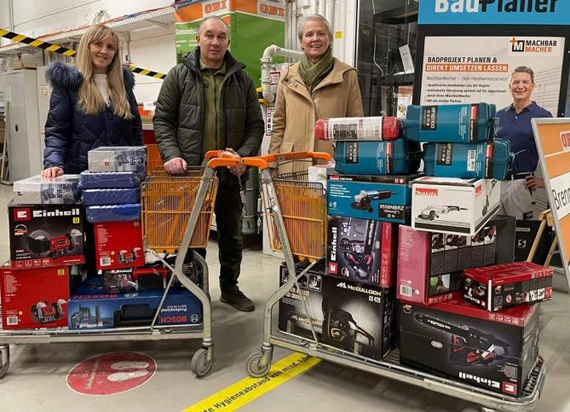 (von links) Nataliya Strefler, Yurii Bowa und Gabi Wieland nach dem Einkauf von benötigtem Handwerkszeug für die Winterhilfe der Stadt Trostjanez in einem Baumarkt.
