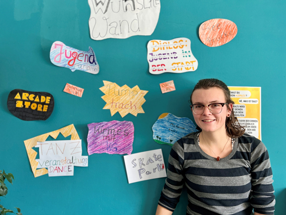 Larissa Metz vor der Ideenwand in ihrem Büro im Haus der Jugend. Bei den Ideen handelt es sich um Vorschläge von Jugendlichen, die die JumaZu-Projektleiterin bislang gesammelt hat und von denen bereits sogar schon was umgesetzt wurde, etwa das Projekt Seebrücke. (Bild: VG Montabaur)