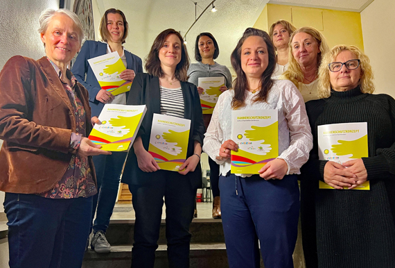 Gruppenbild von acht weiblichen Erwachsenen mit jeweils einer Urkunde in der Hand