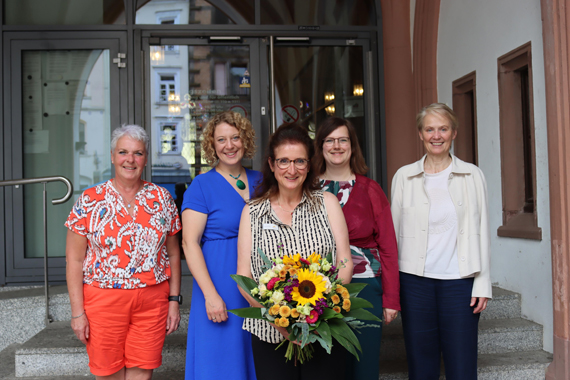 Das Gruppenfoto zeigt 5 Frauen bei einer Gratulation auf den Treppenstufen des Rathauses.