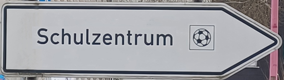 Das Bild zeigt ein Verkehrszeichen "Schulzentrum"
