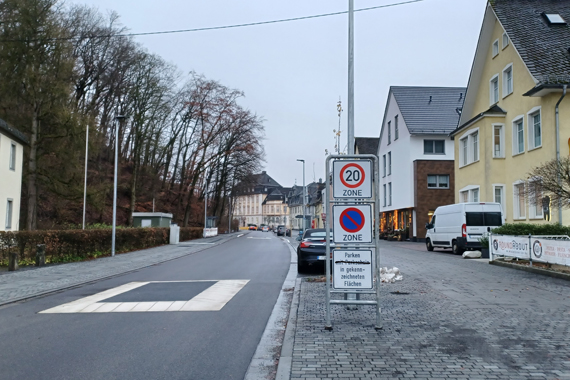Außenaufnahme eines Straßenabschnitts im Bereich Zone 20 km/h