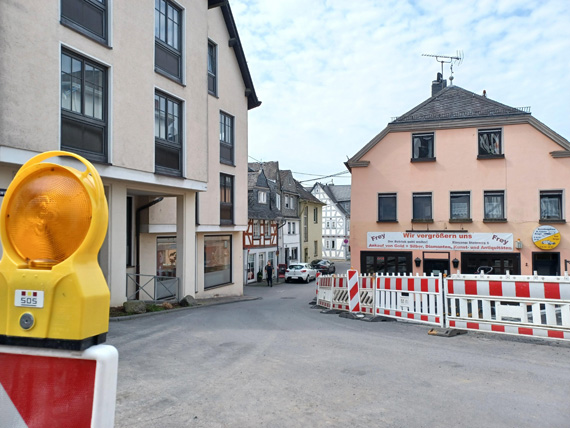 Außenaufnahme eines Straßenbereichs mit Baustellenabsperrungen
