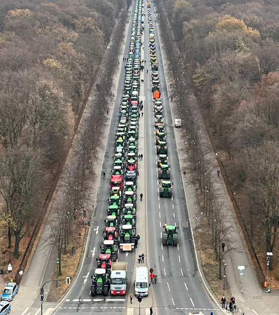 Das Bild zeigt einen Stau von Traktoren auf einem Autobahnabschnitt