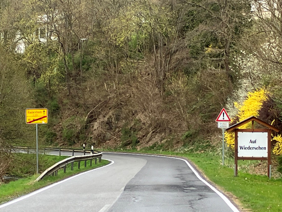 Das Bild zeigt einen Straßenabschnitt mit Beschilderung am Stadtausgang.
