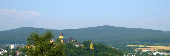 Panoramaaufnahme: Schloss Montabaur mit Blick auf den Köppel
