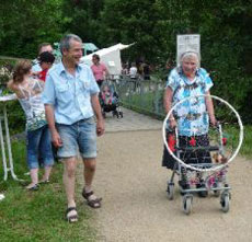 Seniorin beim Familientag am Quendelberg
