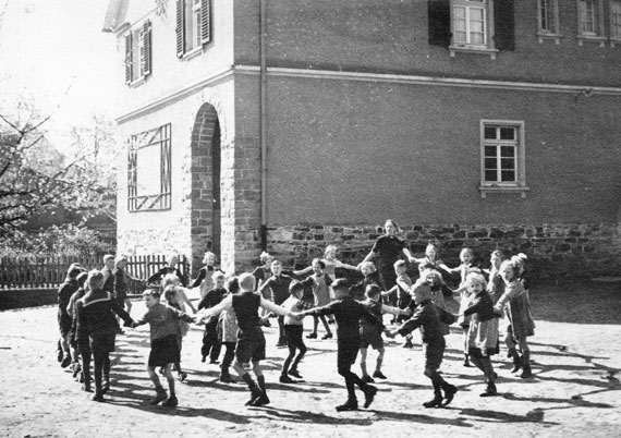 Die Schule in Horressen auf einem Foto aus der Zeit um 1940/41