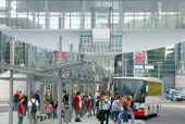 Busbahnhof mit Schülern