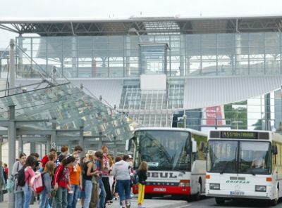 Busbahnhof mit Fahrgästen.jpg